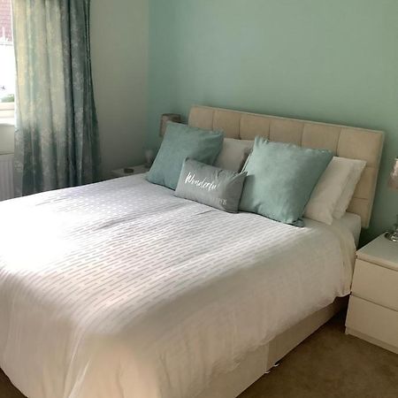 Private Room, Shared Bathroom With One Other, Tea And Coffee Making Facilities, Mini Fridge And Hairdryer, King Sized Bed With Help Yourself Continental Breakfast In Secluded Modern Property With Parking Борнмут Экстерьер фото