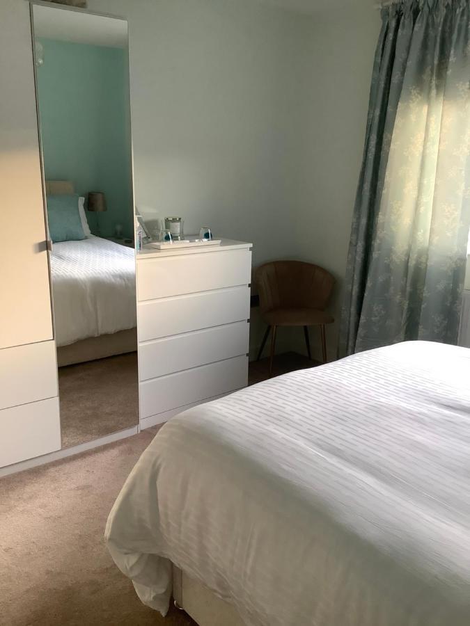 Private Room, Shared Bathroom With One Other, Tea And Coffee Making Facilities, Mini Fridge And Hairdryer, King Sized Bed With Help Yourself Continental Breakfast In Secluded Modern Property With Parking Борнмут Экстерьер фото