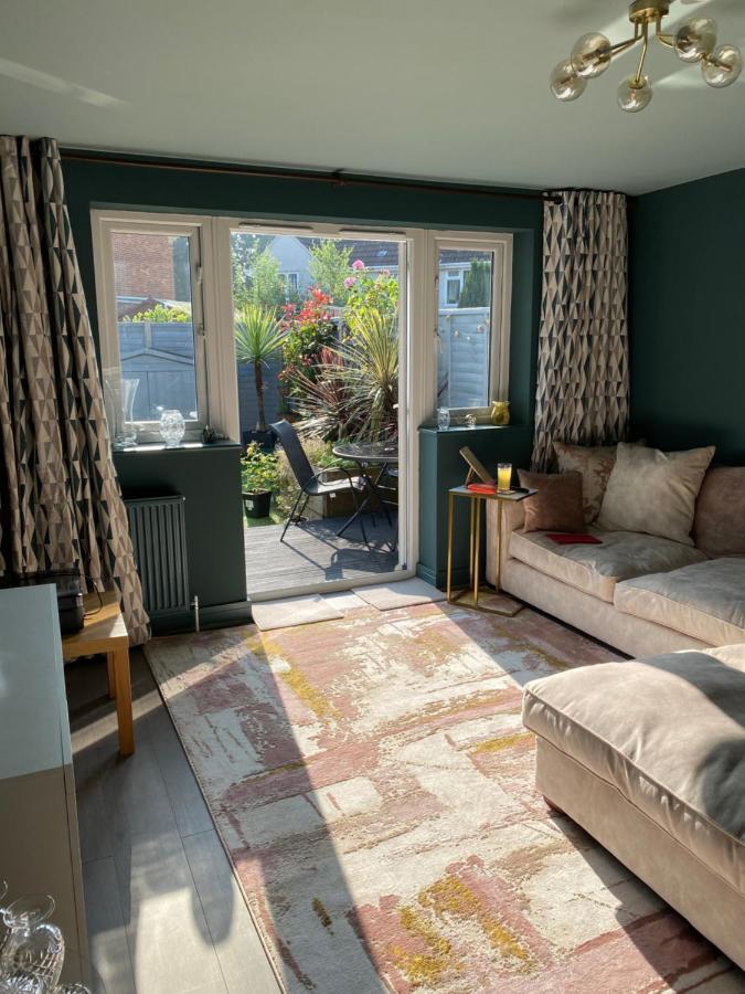 Private Room, Shared Bathroom With One Other, Tea And Coffee Making Facilities, Mini Fridge And Hairdryer, King Sized Bed With Help Yourself Continental Breakfast In Secluded Modern Property With Parking Борнмут Экстерьер фото