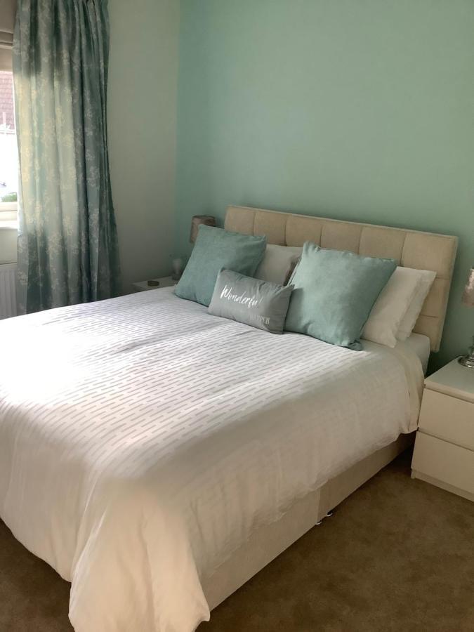 Private Room, Shared Bathroom With One Other, Tea And Coffee Making Facilities, Mini Fridge And Hairdryer, King Sized Bed With Help Yourself Continental Breakfast In Secluded Modern Property With Parking Борнмут Экстерьер фото