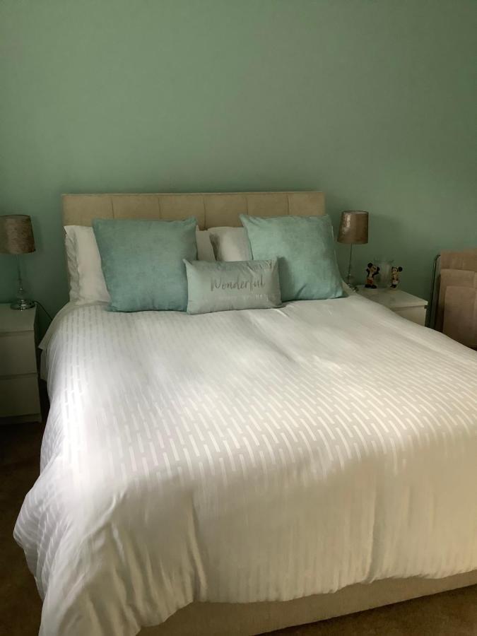 Private Room, Shared Bathroom With One Other, Tea And Coffee Making Facilities, Mini Fridge And Hairdryer, King Sized Bed With Help Yourself Continental Breakfast In Secluded Modern Property With Parking Борнмут Экстерьер фото