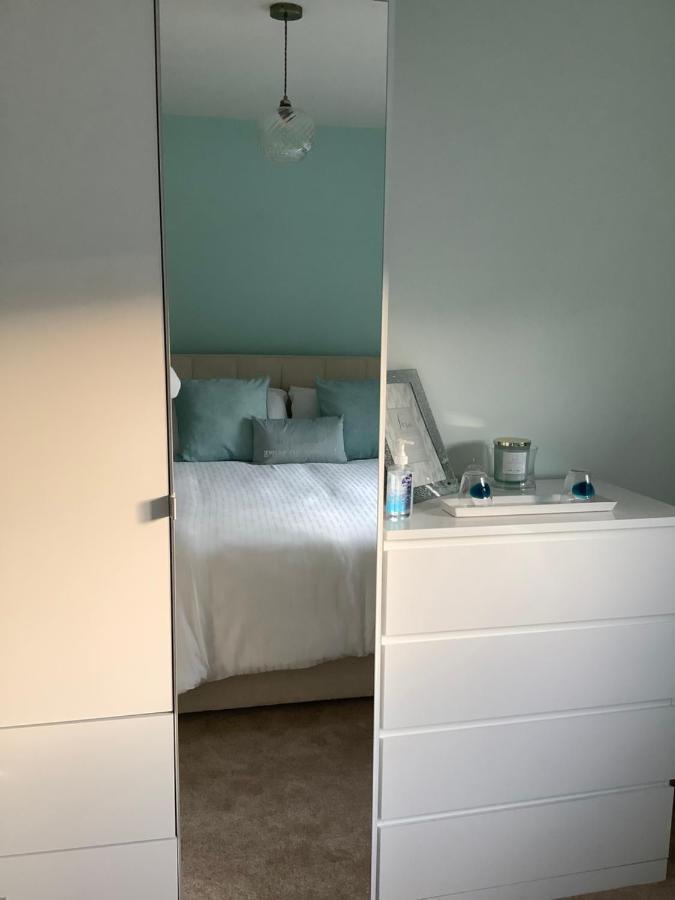 Private Room, Shared Bathroom With One Other, Tea And Coffee Making Facilities, Mini Fridge And Hairdryer, King Sized Bed With Help Yourself Continental Breakfast In Secluded Modern Property With Parking Борнмут Экстерьер фото