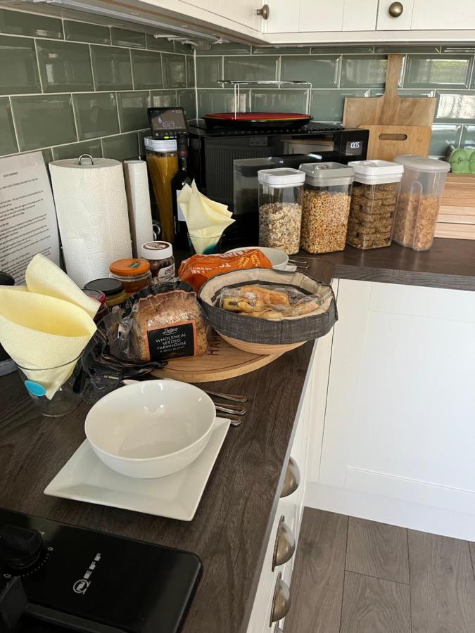 Private Room, Shared Bathroom With One Other, Tea And Coffee Making Facilities, Mini Fridge And Hairdryer, King Sized Bed With Help Yourself Continental Breakfast In Secluded Modern Property With Parking Борнмут Экстерьер фото